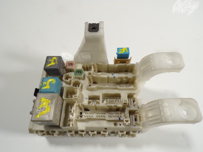 Recambio de caja reles / fusibles para toyota prius (nhw20) 1.5 cat referencia OEM IAM 8273047340 07945L04 07945L04