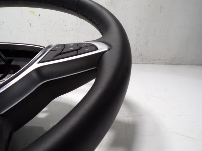 Recambio de volante para dacia sandero 0.9 tce referencia OEM IAM 46400420R  