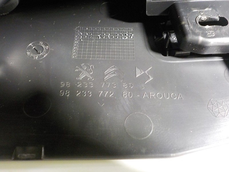 Recambio de apoyabrazos central para peugeot 208 (p2) 1.2 puretech referencia OEM IAM 9823377380 98257277ZD 9823372380