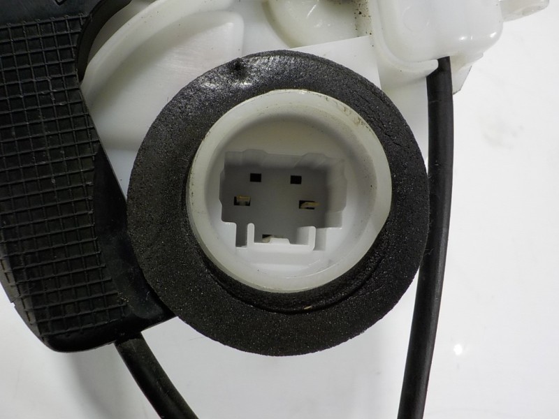 Recambio de cerradura puerta trasera derecha para toyota yaris hybrid active referencia OEM IAM V2014110F1 690500D310 161017