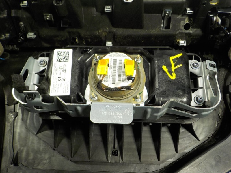 Recambio de salpicadero para porsche macan (typ ) s referencia OEM IAM 95B880204 95B857003R 95B880204