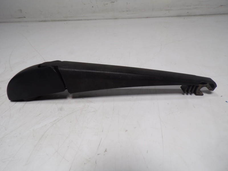 Recambio de brazo limpia trasero para toyota auris touring sports (e18) hybrid active referencia OEM IAM  8524102070 