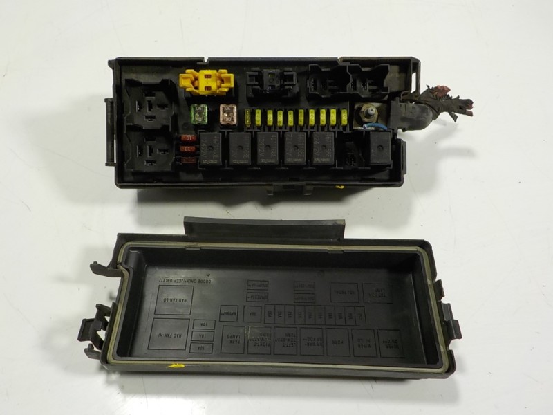 Recambio de caja reles / fusibles para jeep commander 3.0 v6 crd limited referencia OEM IAM 04692087AB 4692084AB 