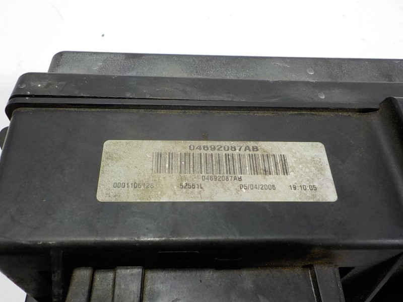 Recambio de caja reles / fusibles para jeep commander 3.0 v6 crd limited referencia OEM IAM 04692087AB 4692084AB 