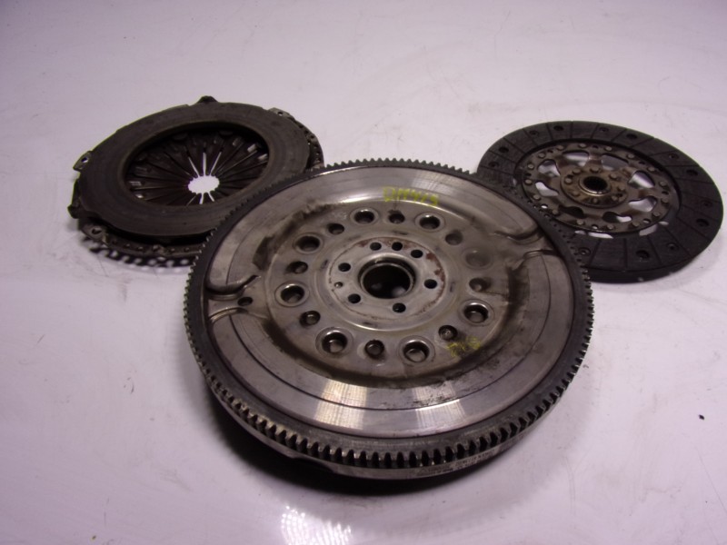 Recambio de kit embrague para peugeot 308 1.2 12v e-thp referencia OEM IAM 9805958080 1610796580 9805958180