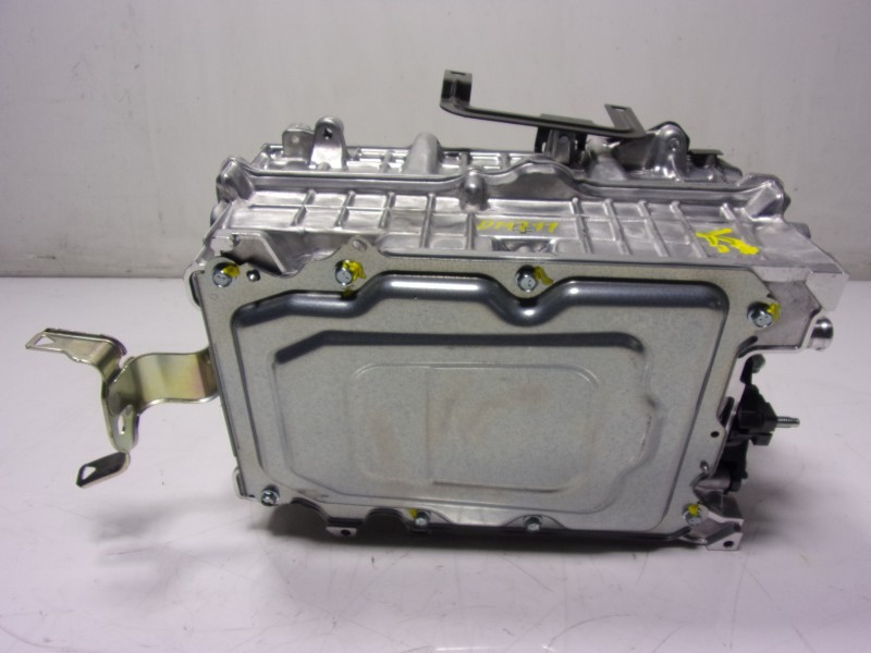 Recambio de convertidor de voltaje para toyota yaris 1.5 vvti hev referencia OEM IAM G920052320  