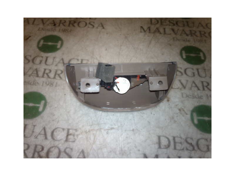 Recambio de piloto trasero central para kia carnival ii 2.9 cdri ex referencia OEM IAM   