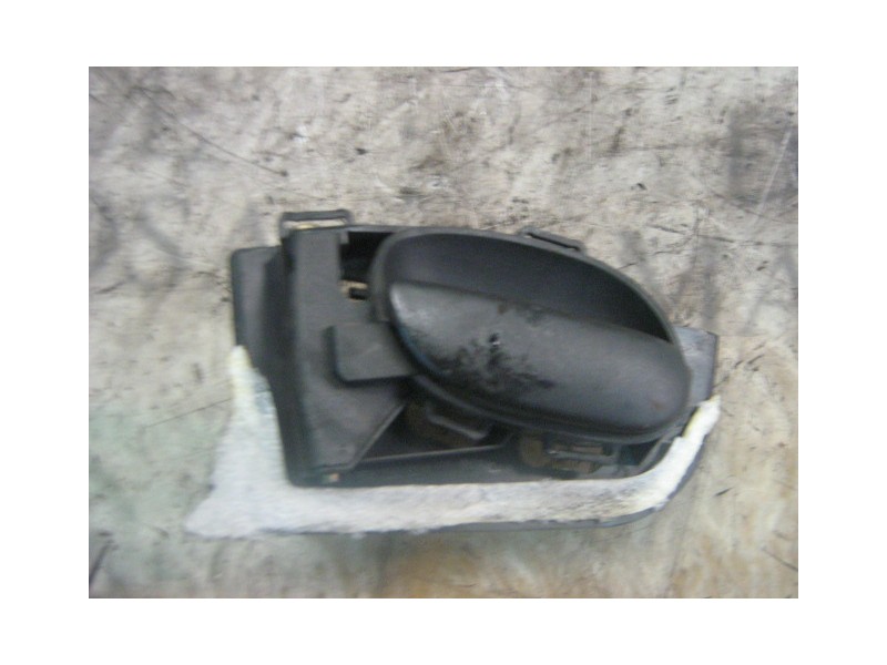 Recambio de maneta interior delantera izquierda para peugeot 206 berlina 1.9 diesel referencia OEM IAM   