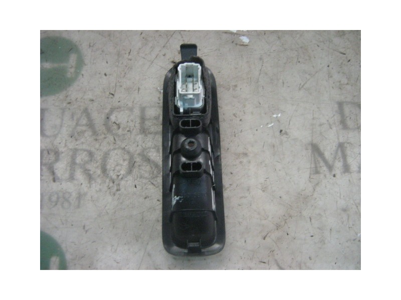 Recambio de mando elevalunas trasero izquierdo para renault scenic ii grand confort dynamique referencia OEM IAM   