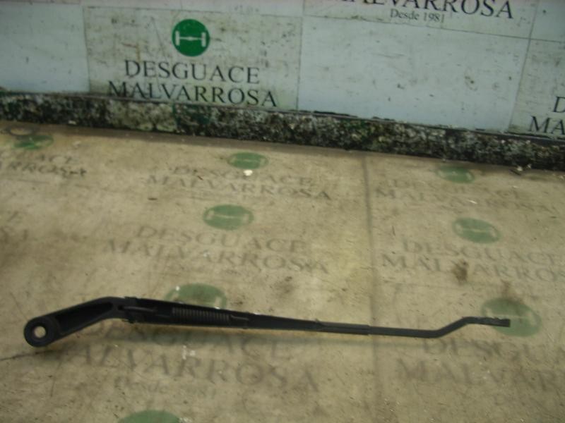 Recambio de brazo limpia delantero derecho para opel monterey ls referencia OEM IAM   