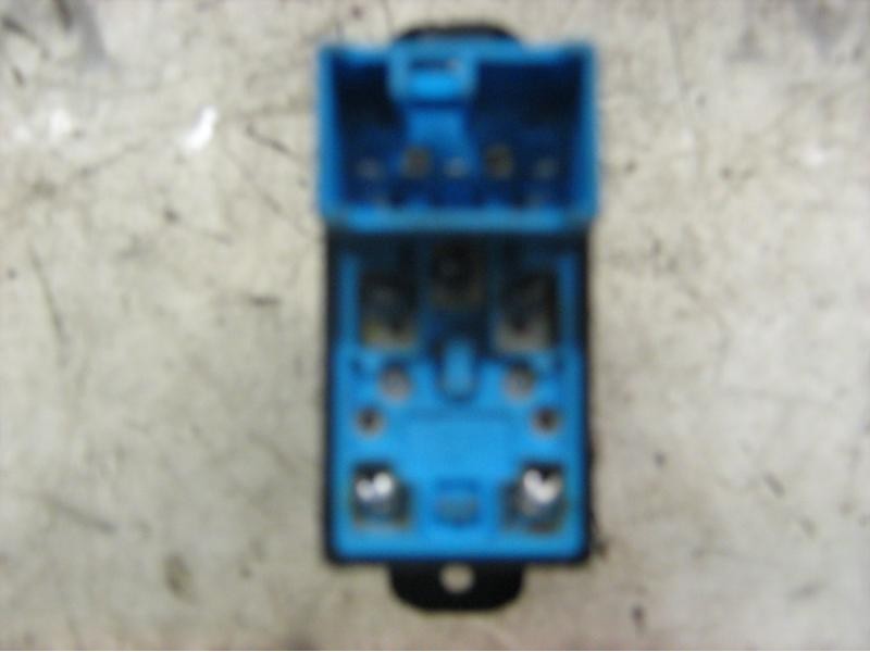 Recambio de mando elevalunas trasero derecho para kia rio ls berlina (5-ptas.) referencia OEM IAM   