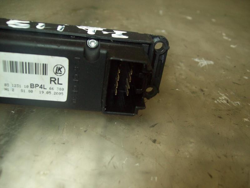 Recambio de mando elevalunas trasero izquierdo para mazda 3 berlina (bk) 1.6 crdt active referencia OEM IAM   