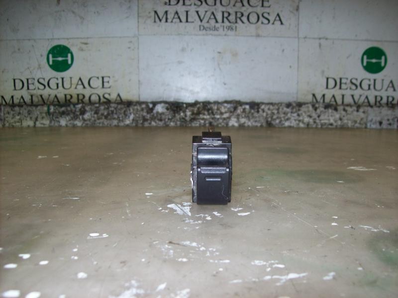 Recambio de mando elevalunas trasero derecho para toyota avensis monovolumen (t22) 2.0 sol referencia OEM IAM 8481005040  