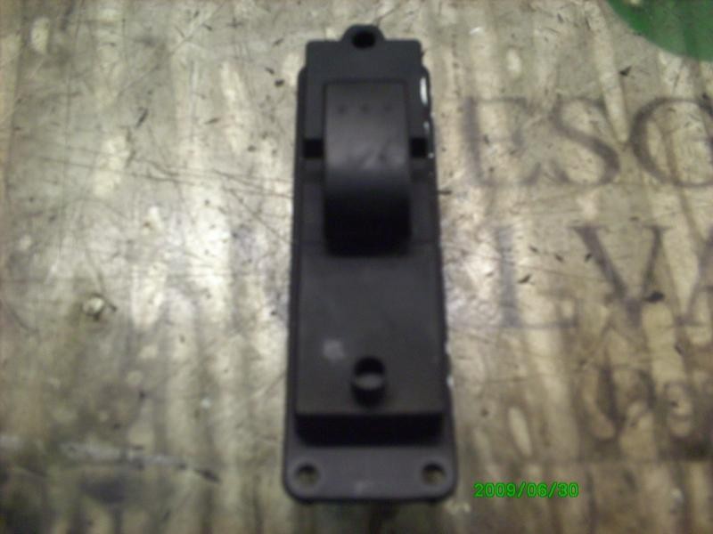 Recambio de mando elevalunas trasero izquierdo para mazda 3 berlina (bk) 1.6 crdt active+ referencia OEM IAM   