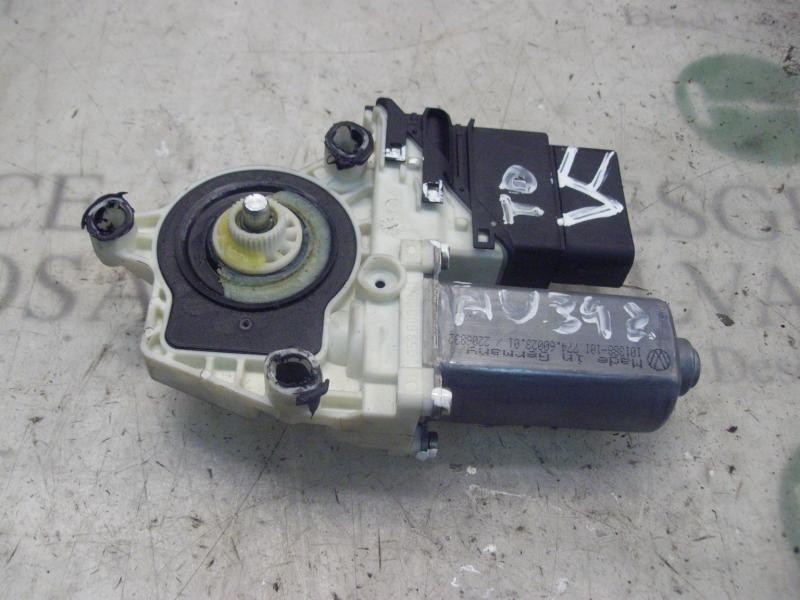 Recambio de motor elevalunas trasero derecho para volkswagen golf iv berlina (1j1) 1.9 tdi referencia OEM IAM   