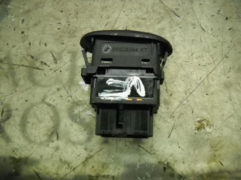 Recambio de mando elevalunas delantero derecho para citroën c3 1.4 hdi referencia OEM IAM   