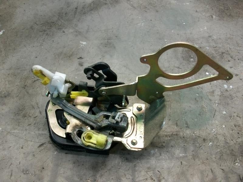 Recambio de cerradura puerta trasera derecha para hyundai matrix (fc) 1.6 gls referencia OEM IAM 8142017100  