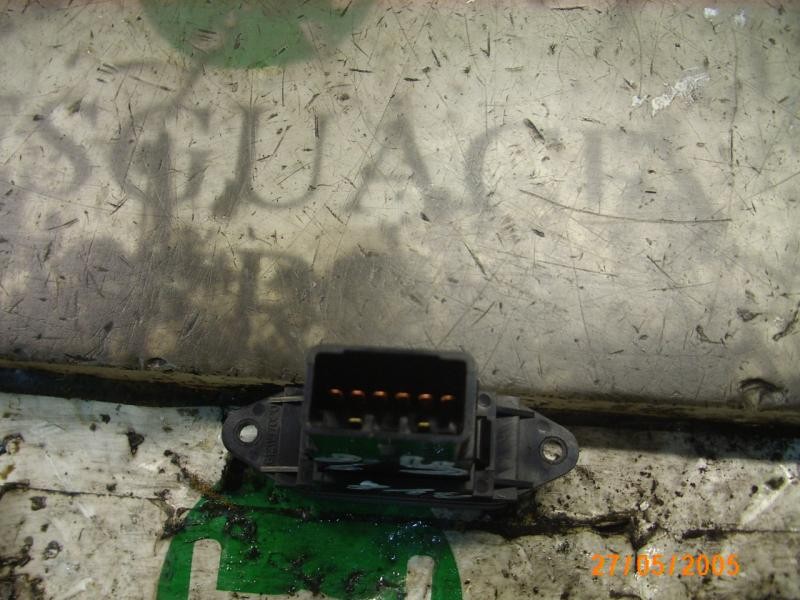 Recambio de warning para kia carens 2.0 crdi ex monovolumen referencia OEM IAM 0K2FB664H0 864W0140 864W0140