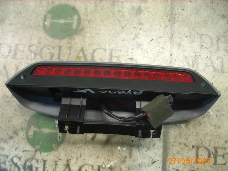 Recambio de piloto trasero central para kia carens 2.0 crdi ex monovolumen referencia OEM IAM 0K2FB5158044  