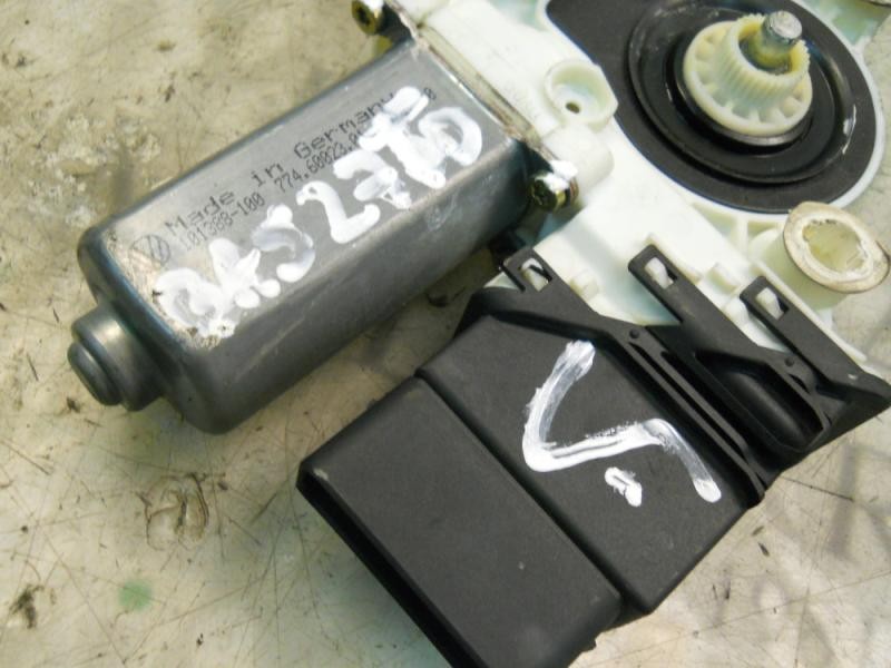 Recambio de motor elevalunas trasero derecho para volkswagen golf iv berlina (1j1) advance referencia OEM IAM   