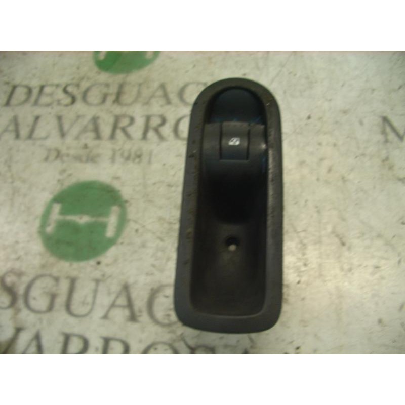 Recambio de mando elevalunas trasero izquierdo para renault megane ii berlina 5p confort expression referencia OEM IAM   