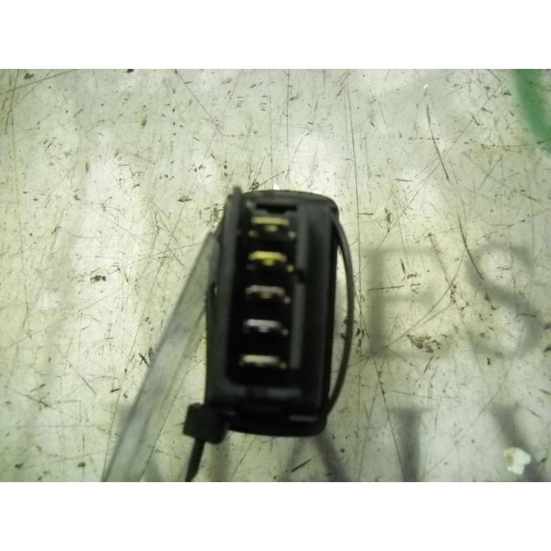 Recambio de mando elevalunas trasero izquierdo para renault clio ii fase ii (b/cb0) authentique referencia OEM IAM   