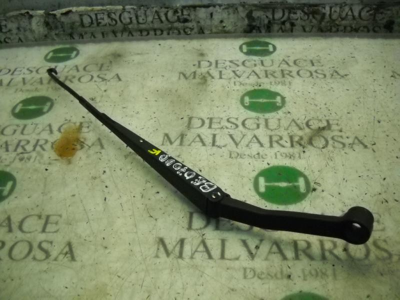 Recambio de brazo limpia delantero derecho para kia carnival td ls referencia OEM IAM 0K55A67321  