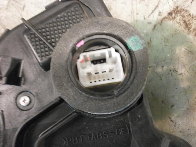 Recambio de cerradura puerta delantera derecha para toyota hilux (kun) cabina sencilla dlx 4x4 referencia OEM IAM   