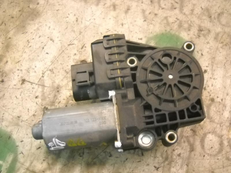 Recambio de motor elevalunas delantero derecho para audi s4 avant (b5) referencia OEM IAM   