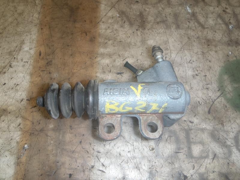 Recambio de bombin embrague para toyota yaris (ncp1/nlp1/scp1) 1.3 cat referencia OEM IAM   