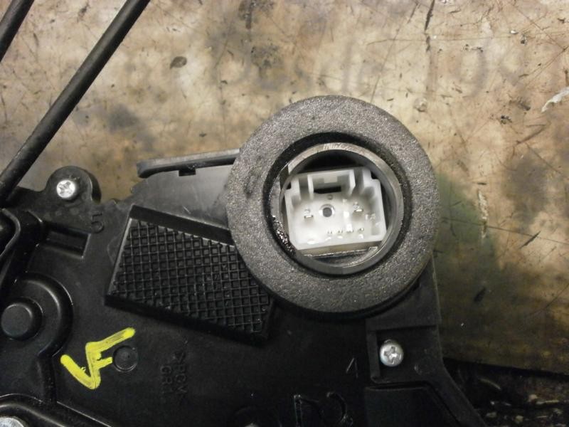 Recambio de cerradura puerta delantera derecha para toyota yaris (ncp1/nlp1/scp1) 1.3 cat referencia OEM IAM   