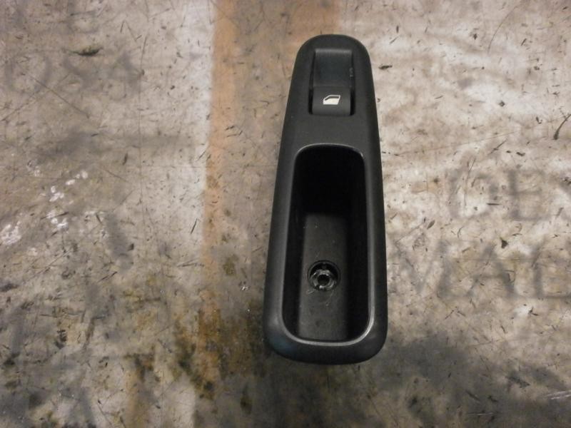 Recambio de mando elevalunas trasero izquierdo para peugeot 5008 premium referencia OEM IAM 6490RK  