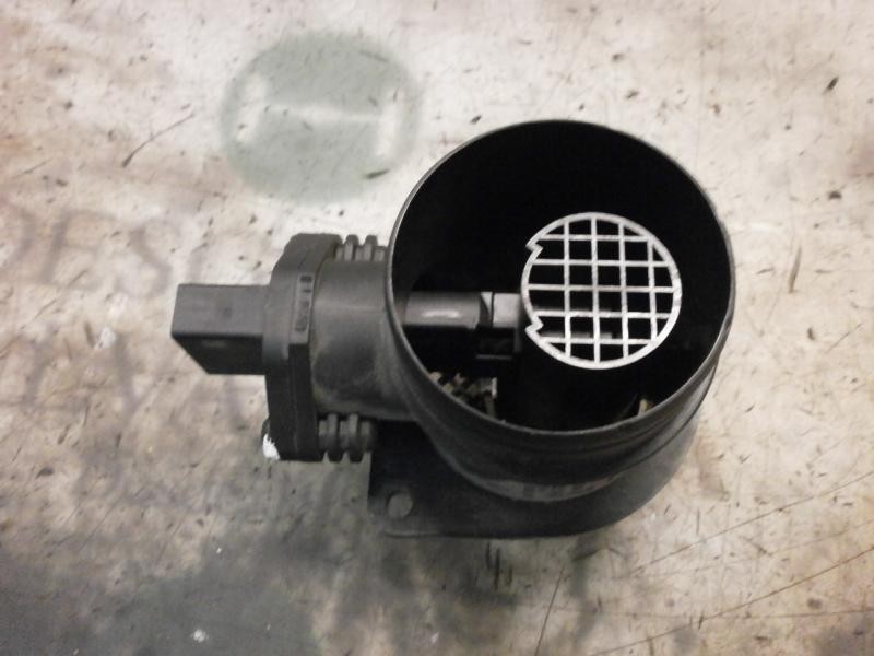 Recambio de caudalimetro para volkswagen polo (9n3) highline referencia OEM IAM 038906461B  