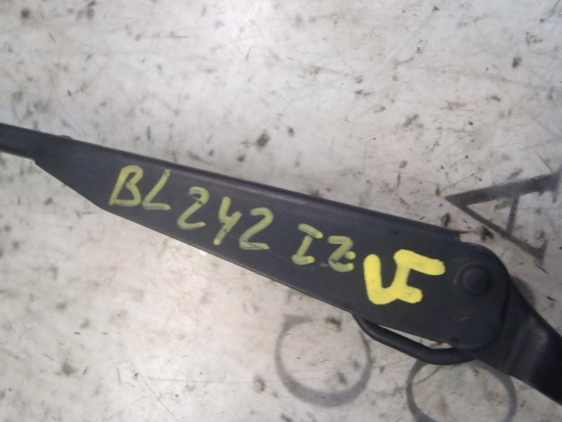 Recambio de brazo limpia delantero izquierdo para renault mascot 160 65 4x2 referencia OEM IAM   