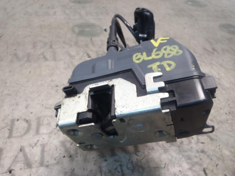 Recambio de cerradura puerta trasera derecha para renault scenic ii dynamique referencia OEM IAM   