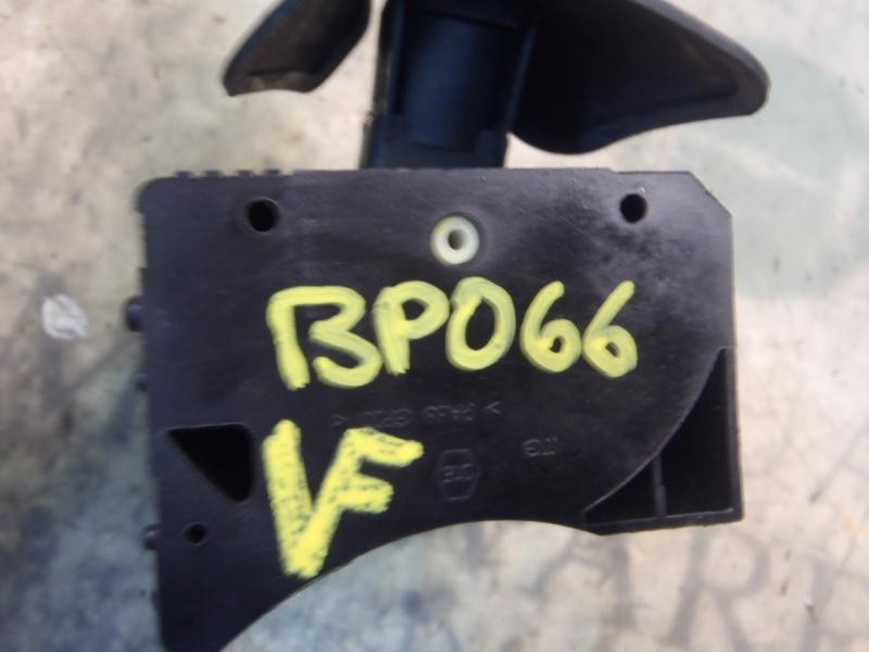 Recambio de mando limpia para dacia sandero ambiance referencia OEM IAM 6001551358  