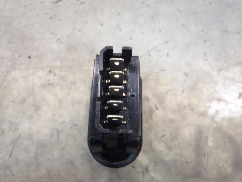 Recambio de mando elevalunas delantero derecho para dacia sandero ambiance referencia OEM IAM 8200602227  