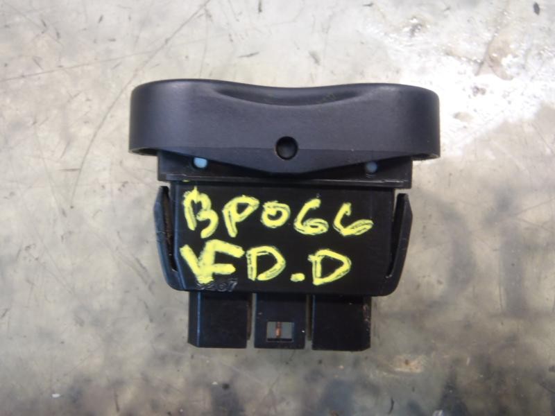 Recambio de mando elevalunas delantero derecho para dacia sandero ambiance referencia OEM IAM 8200602227  