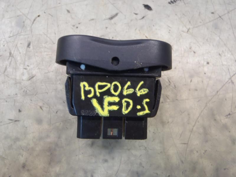 Recambio de mando elevalunas delantero izquierdo para dacia sandero ambiance referencia OEM IAM 8200602227  