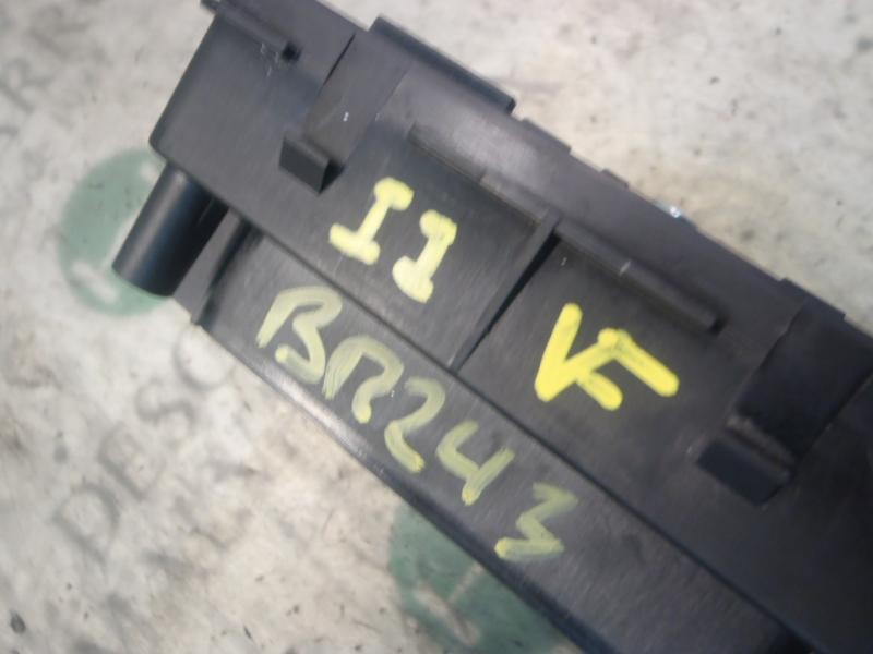 Recambio de caja reles / fusibles para opel insignia berlina sport 4x4 referencia OEM IAM 13275876 13275876 