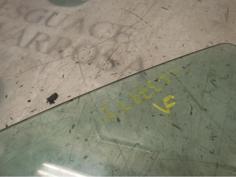 Recambio de cristal puerta trasero izquierdo para citroën c4 berlina sx referencia OEM IAM   