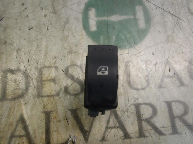 Recambio de mando elevalunas trasero izquierdo para renault megane ii berlina 3p confort dynamique referencia OEM IAM   