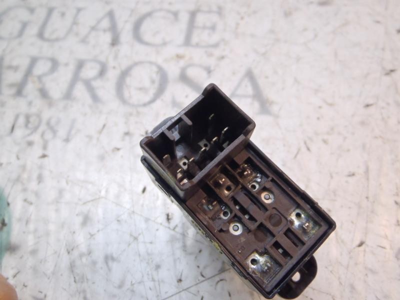 Recambio de mando elevalunas trasero derecho para kia rio 1.4 ex1 referencia OEM IAM 935811G000  