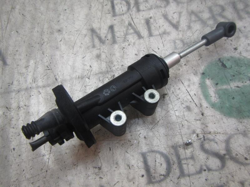 Recambio de bomba embrague para audi a6 avant (4f5) 2.0 tdi referencia OEM IAM 4F0721401B  