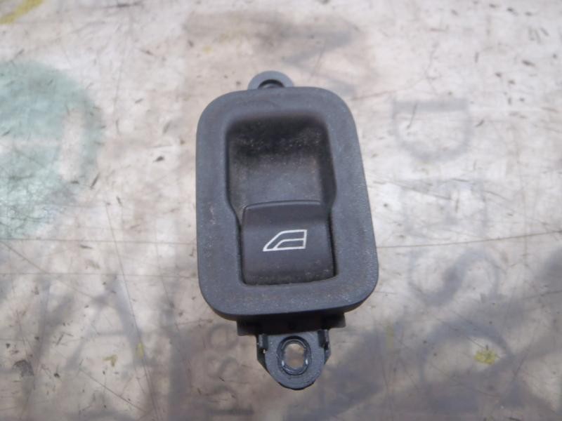 Recambio de mando elevalunas trasero derecho para volvo v50 familiar 2.4 cat referencia OEM IAM 30658449  