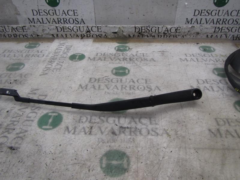 Recambio de brazo limpia delantero derecho para kia cee´d active referencia OEM IAM 983211H000  