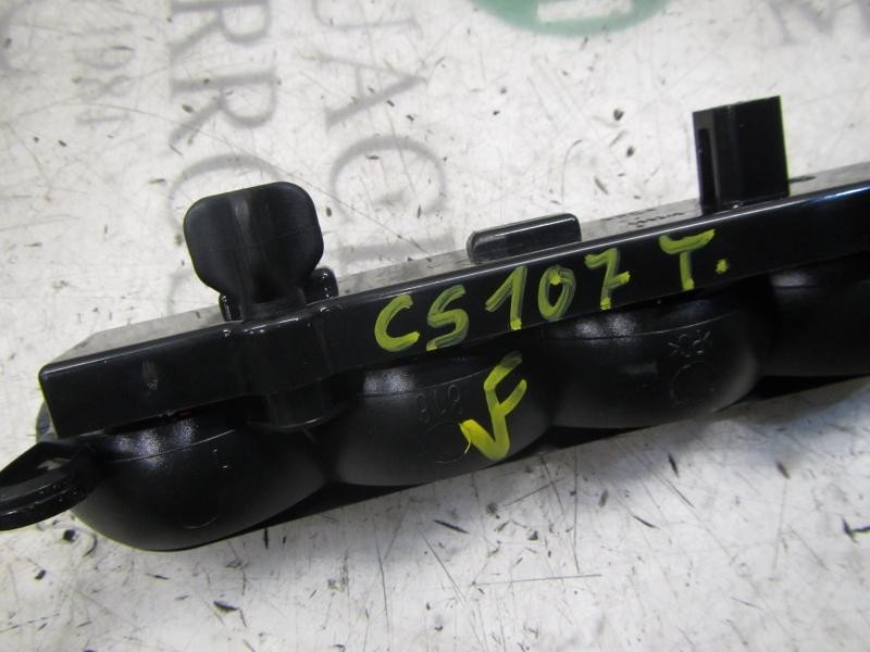 Recambio de piloto trasero central para fiat linea (110) activa (110.0/111.0) referencia OEM IAM 735442348  