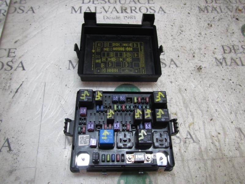 Recambio de caja reles / fusibles para ssangyong rodius rodius aj/ad2l/ata21 referencia OEM IAM 8235021050 1404170268 1404170268