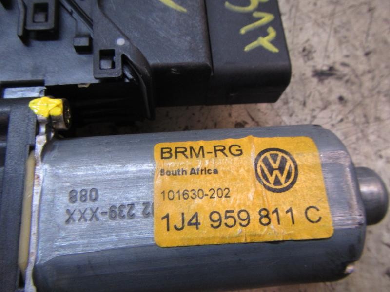 Recambio de motor elevalunas trasero izquierdo para volkswagen golf iv berlina (1j1) highline referencia OEM IAM   