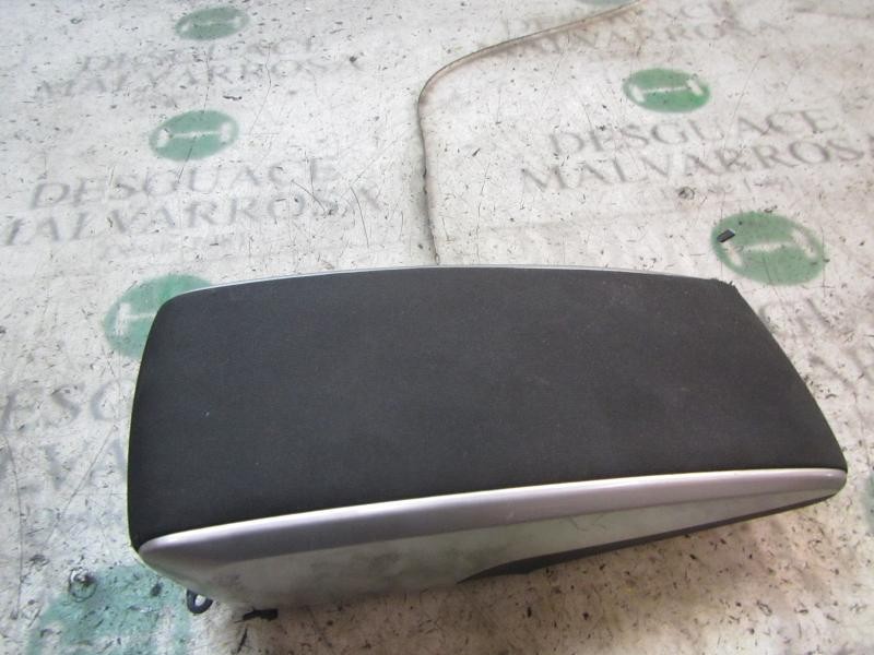 Recambio de apoyabrazos central para toyota verso 2.0 d-4d cat referencia OEM IAM 589050F040  